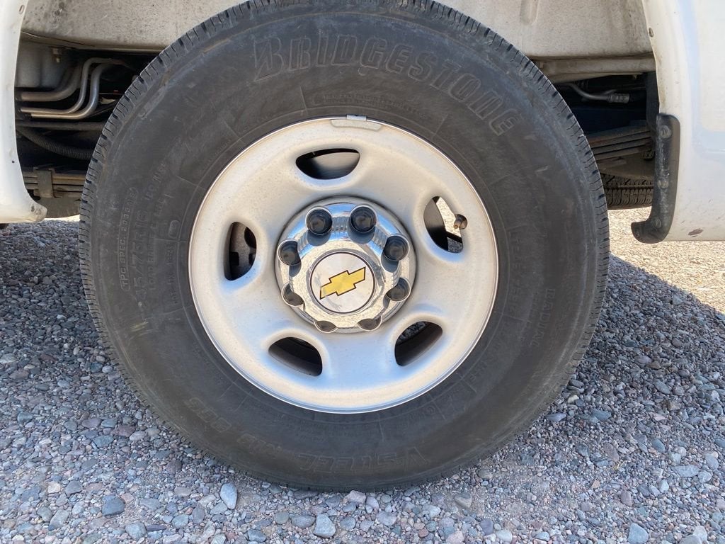 2025 Chevrolet Express Passenger 1LT